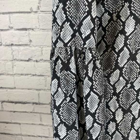 Michael Kors Long Sleeved Animal Print Python Top size Large - Picture 6 of 10